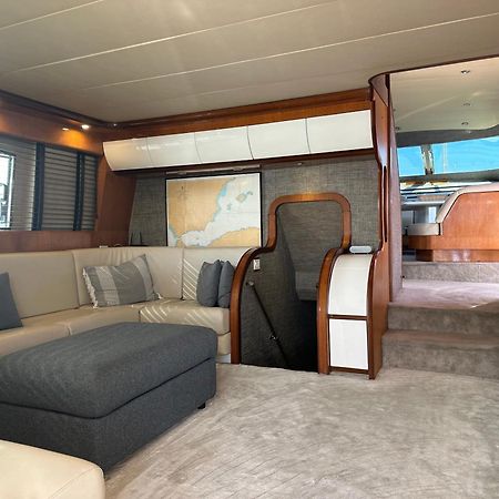 Yacht 20Metros Hotel Sant Adria de Besos Bagian luar foto