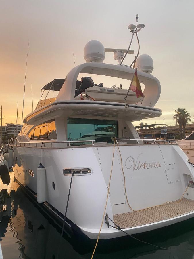 Yacht 20Metros Hotel Sant Adria de Besos Bagian luar foto