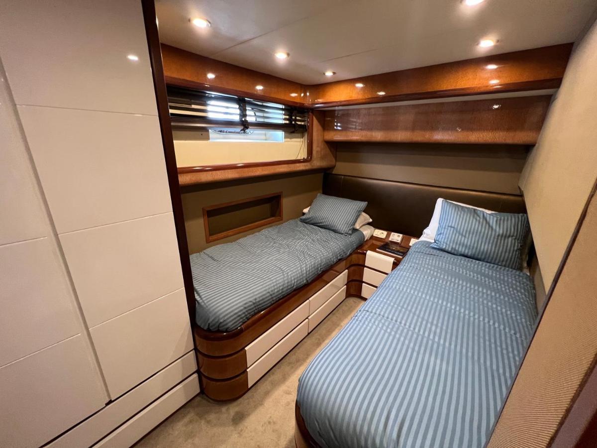 Yacht 20Metros Hotel Sant Adria de Besos Bagian luar foto