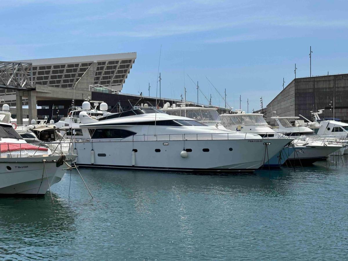 Yacht 20Metros Hotel Sant Adria de Besos Bagian luar foto