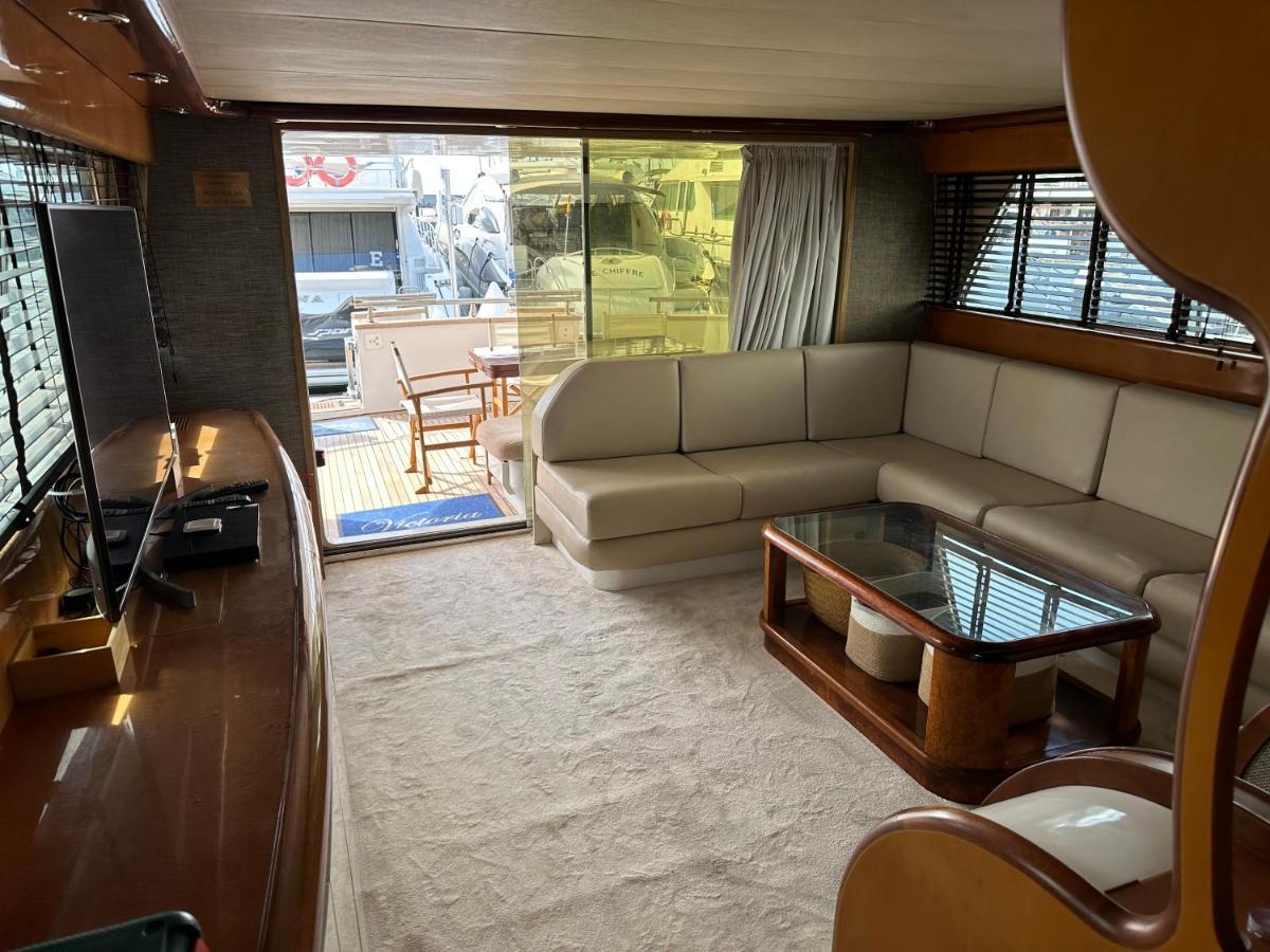 Yacht 20Metros Hotel Sant Adria de Besos Bagian luar foto