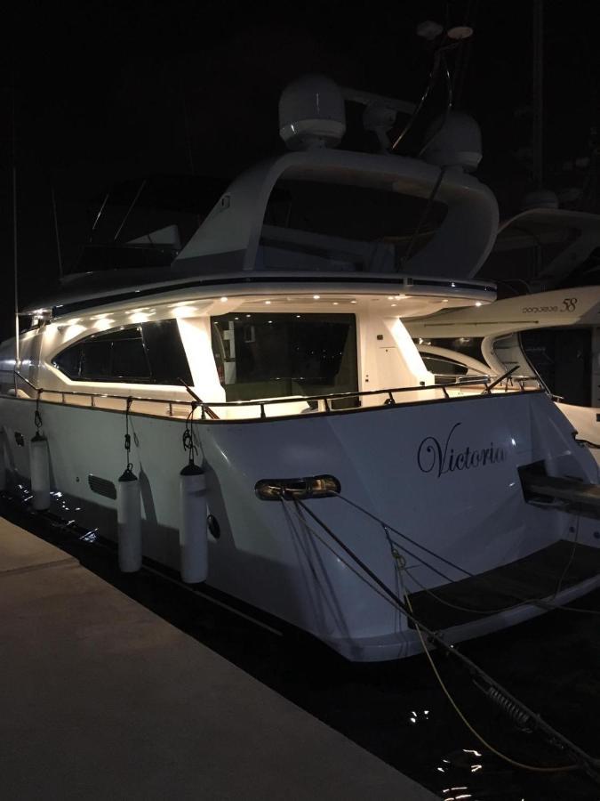 Yacht 20Metros Hotel Sant Adria de Besos Bagian luar foto