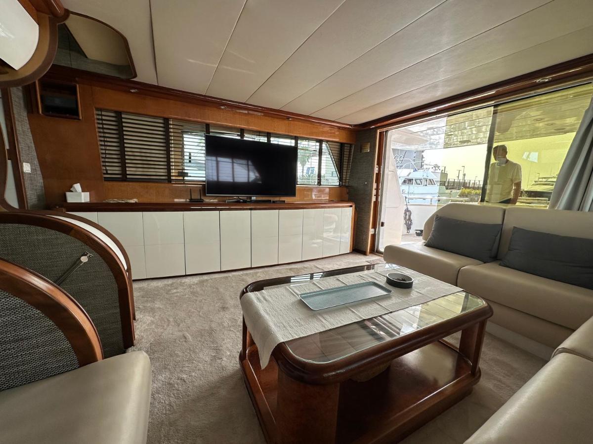 Yacht 20Metros Hotel Sant Adria de Besos Bagian luar foto
