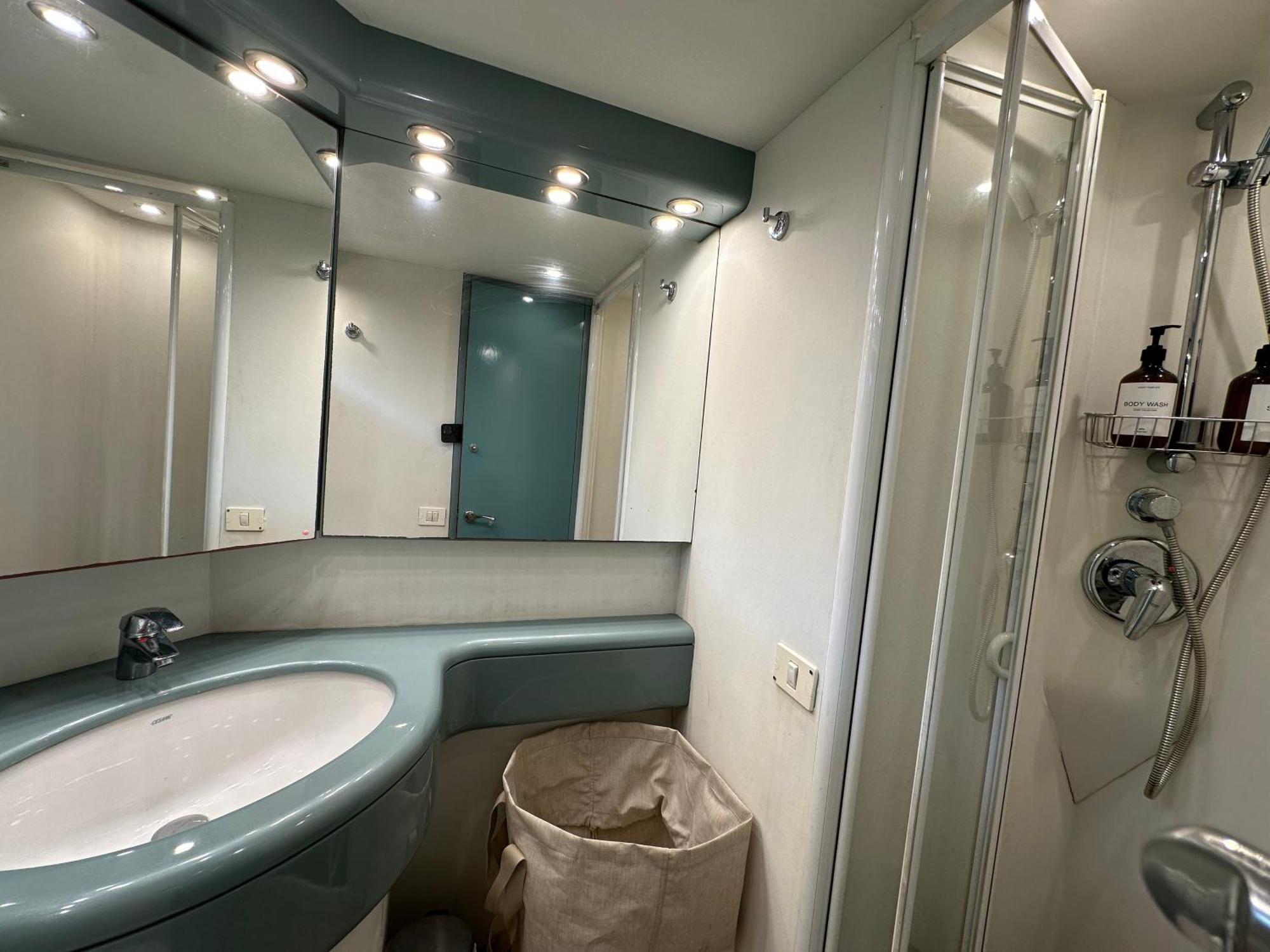 Yacht 20Metros Hotel Sant Adria de Besos Bagian luar foto